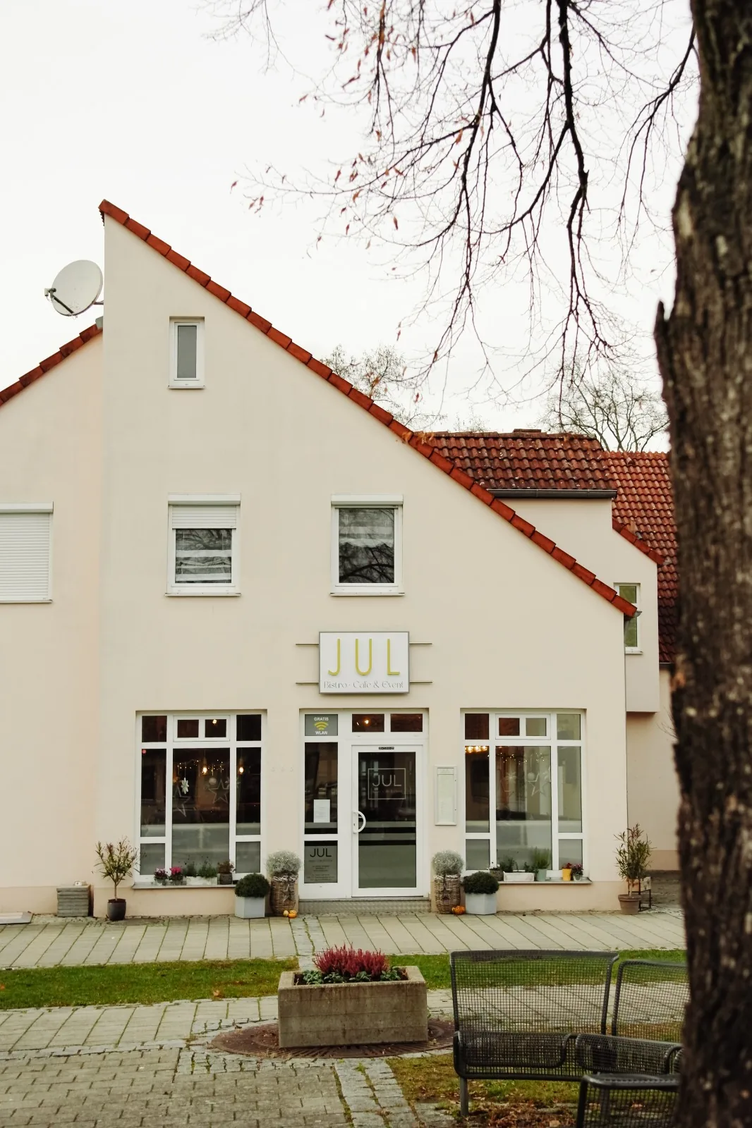 Das JUL Bistro heute: helle Fassade mit dem JUL-Schriftzug über dem Eingang