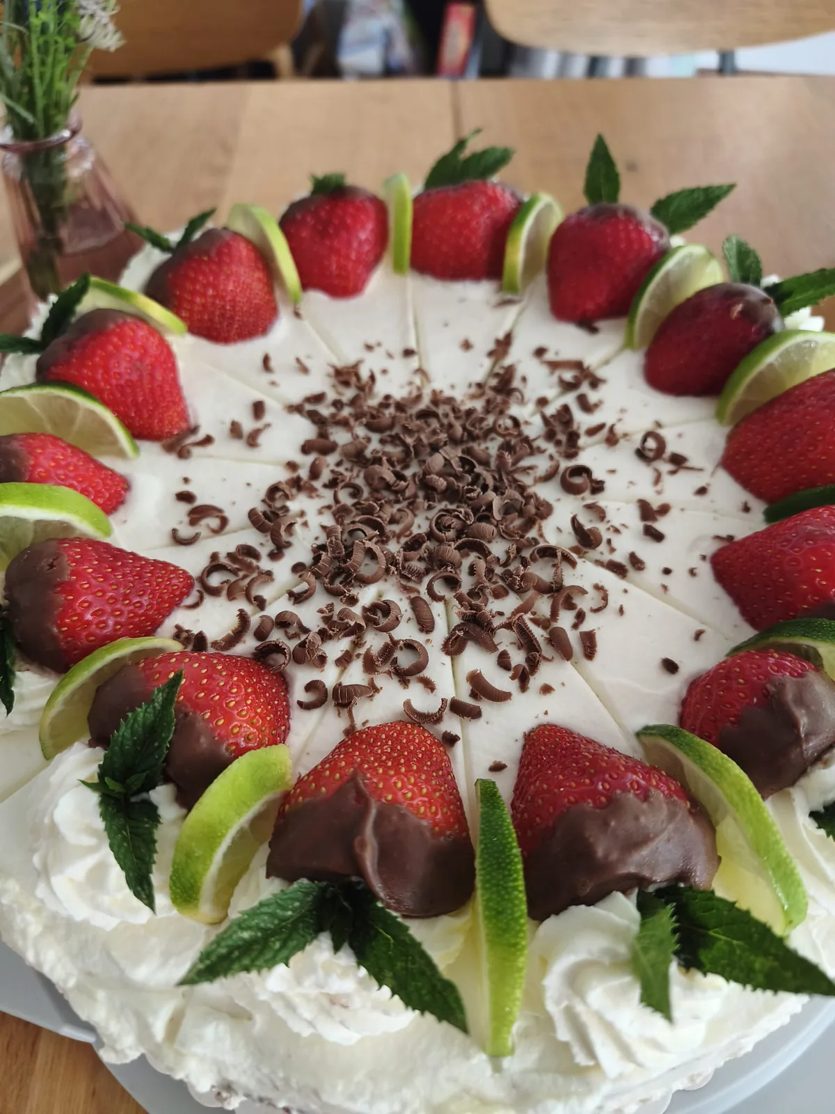 Hausgemachte Torte aus der Kühlvitrine