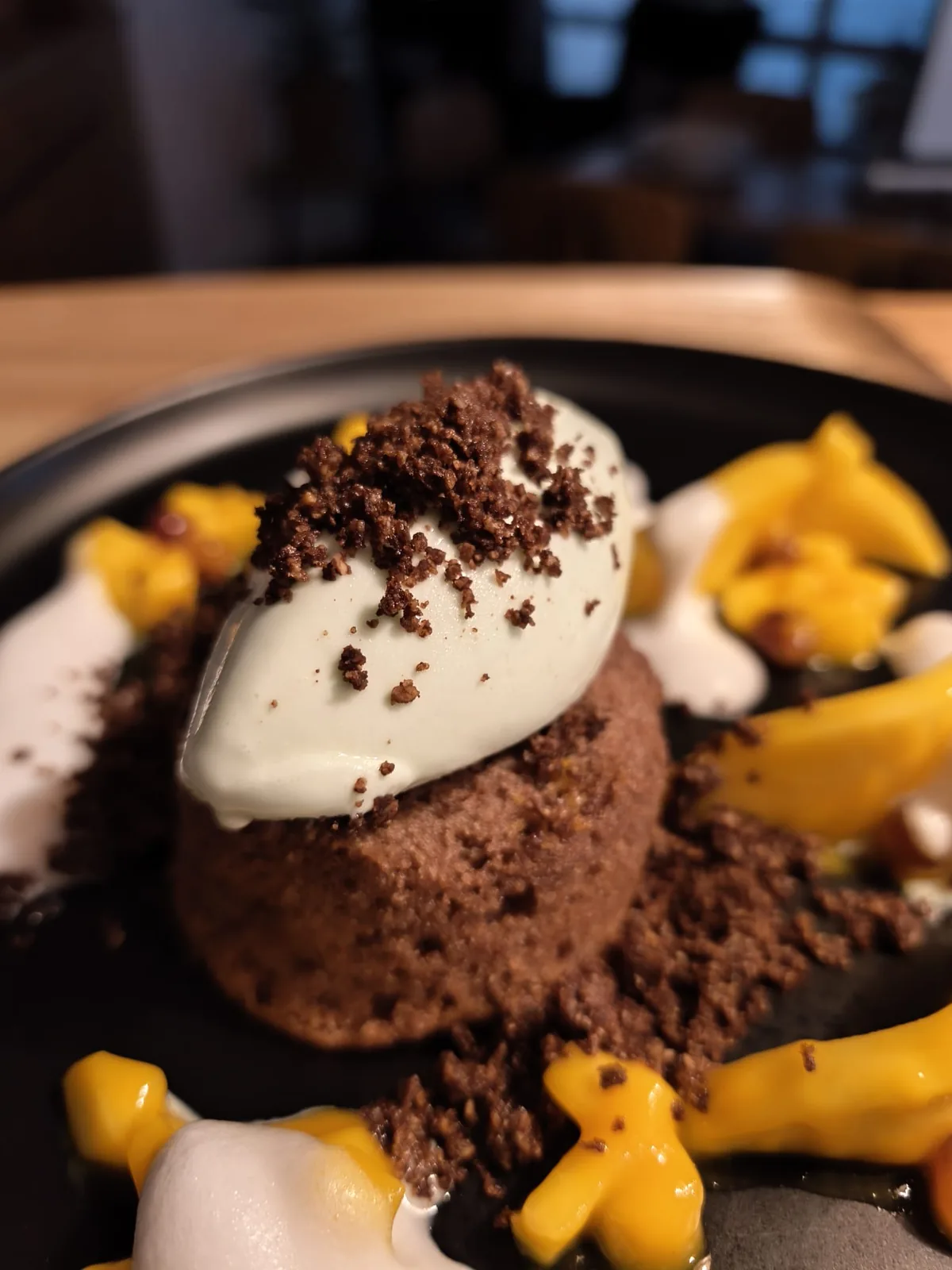 Hausgemachtes Schokoladen-Dessert mit Mango