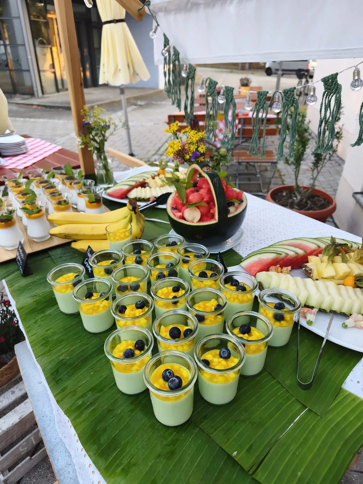 Sommerliches Dessert- und Obstbuffet im Freien
