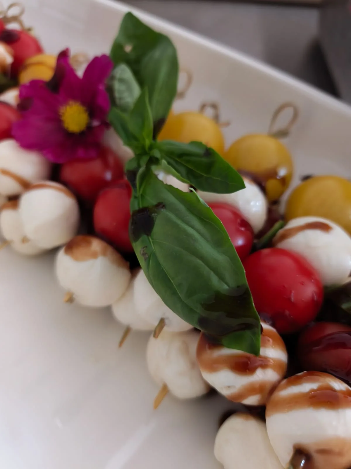 Caprese-Spieße mit Mozzarella und Kirschtomaten
