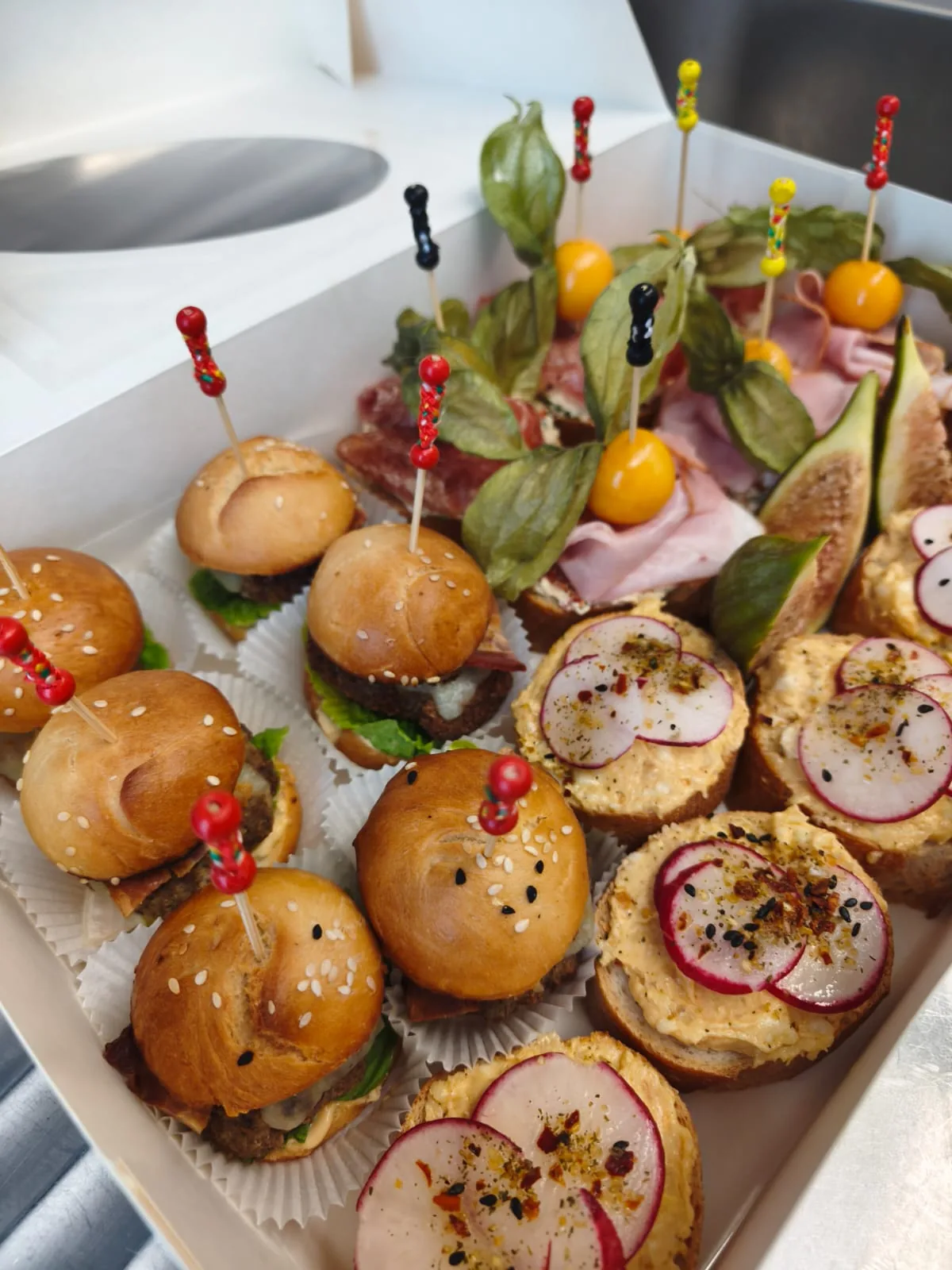 Fingerfood-Box mit Mini-Burgern und Häppchen