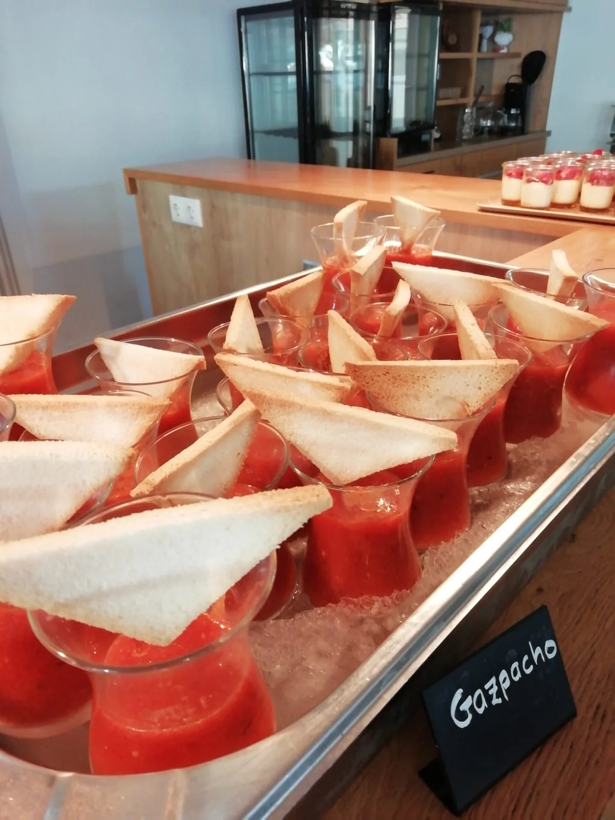 Gazpacho im Glas auf Eis
