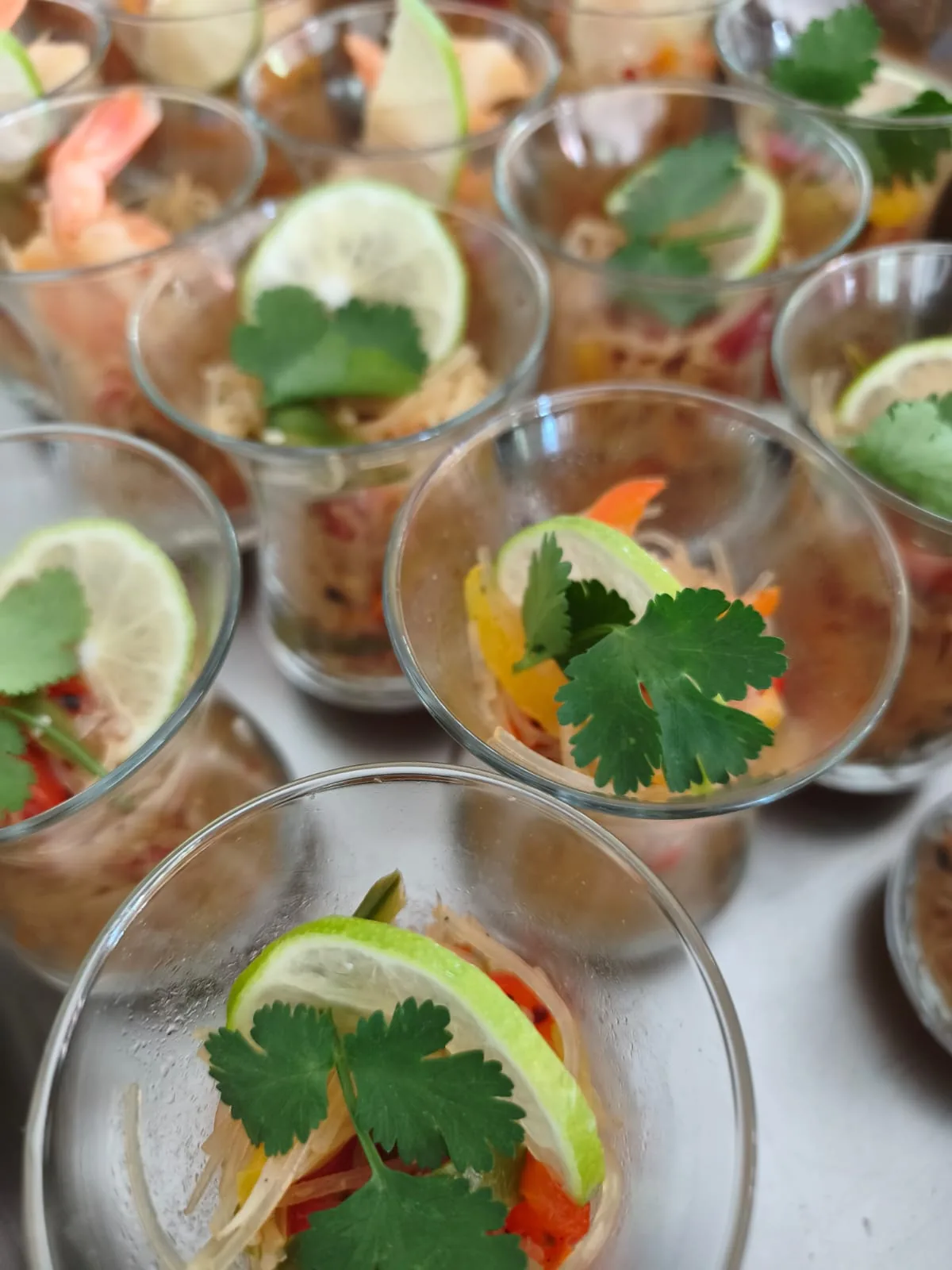 Asiatischer Glasnudelsalat in Portionsgläsern