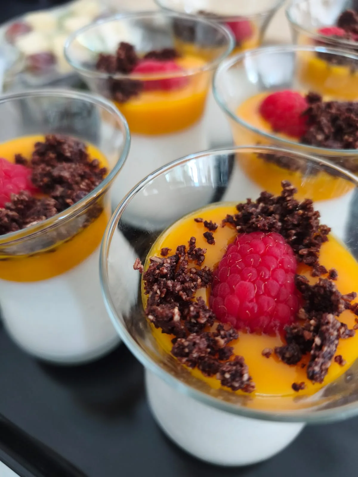 Panna-cotta-Dessertgläser mit Mango und Himbeere