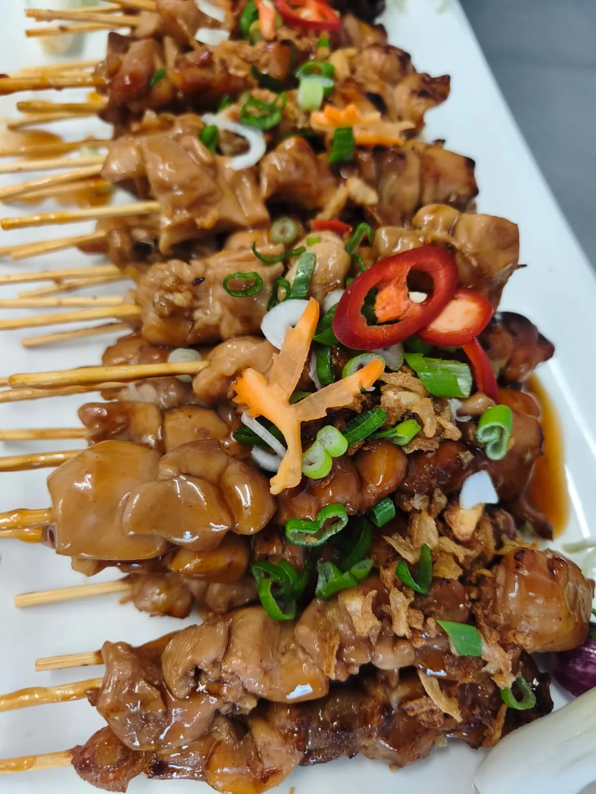 Glasierte Saté-Spieße vom Buffet